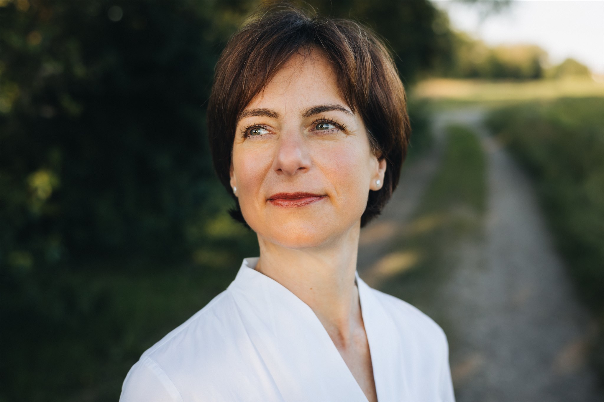 Silvia Nagler im Freien, ruhiger klarer Blick